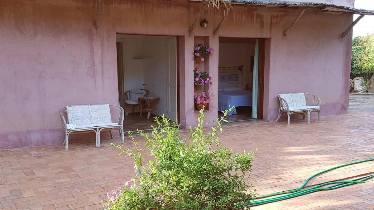 B&B Le Corti Di Aloa San Pantaleo Extérieur photo